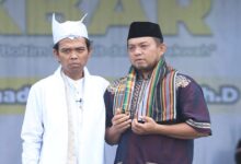 UAS usai memakaikan sorban kepada Rahman Salehe saat Tabligh Akbar di Boltim
