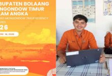 Pegawai BPS Boltim Bayu memberikan keterangan terkait data kendaraan yang menjalani uji berkala.