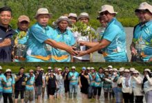 Bupati Boltim Oskar Manoppo memimpin penanaman mangrove di Desa Loyow Kecamatan Nuangan.