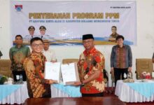 Bupati Oskar Manoppo dan Dirut PT ASA Ruli Tanio usai penandatanganan berita acara serah terima program CSR antara Pemkab Boltim dan PT ASA.