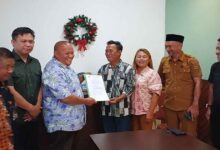 Refli Manoppo menerima SK Plt Ketua KTNA Boltim dari KTNA Sulut