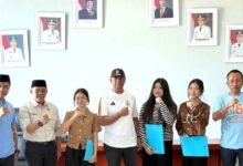 Tiga mahasiswa penerima beasiswa kedokteran Pemkab Boltim menandatangani komitmen pengabdian di daerah.