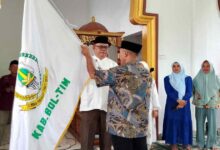 Asisten I Setda Pemkab Boltim Hendra Tangel mewakili Bupati Oskar Manoppo melepas kafilah MTQ Boltim menuju MTQ Sulut 2026