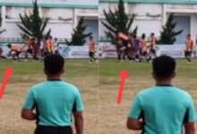 Seorang pemain berlari lalu meloncat ke arah kerumunan pemain saat kericuhan terjadi pada laga Bhayangkara Res Boltim FC melawan Moyongkota Bersatu FC